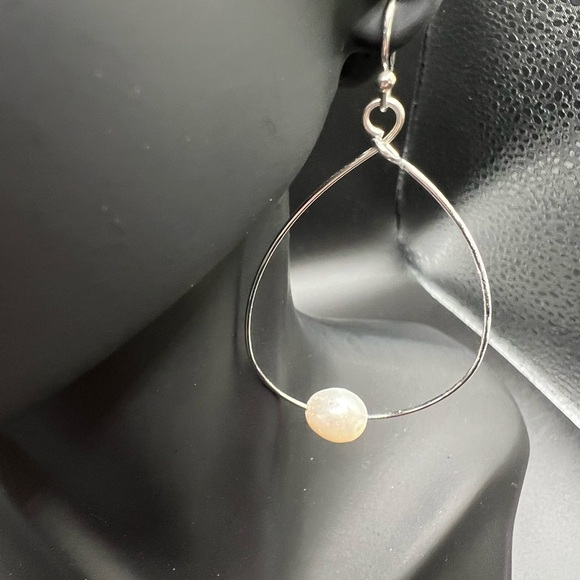 Elegant Silver and Pearl Teardrop Earrings - Picture 2 of 2